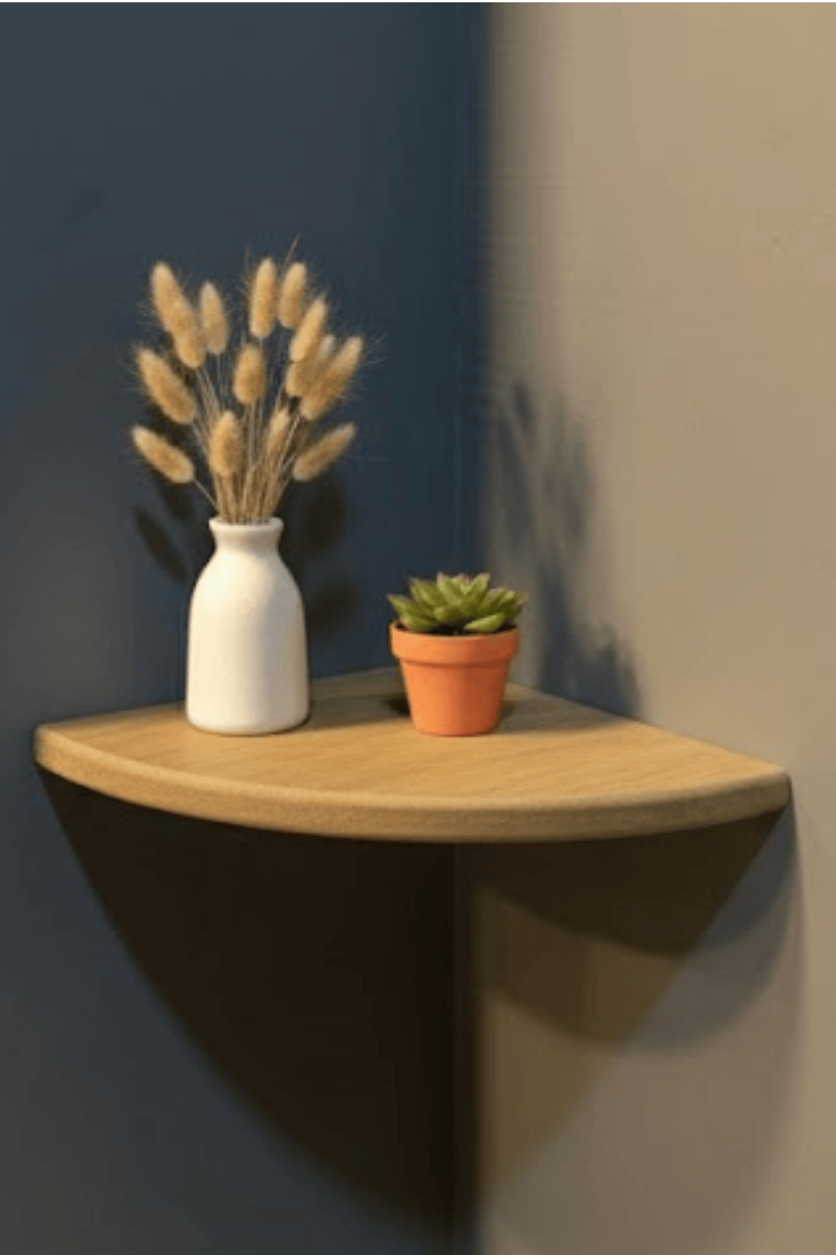 Yuvarlak Köşe Üçgen Duvar Rafı (25 cm) – Salon ve Oturma Odaları İçin Şık Köşe Rafı